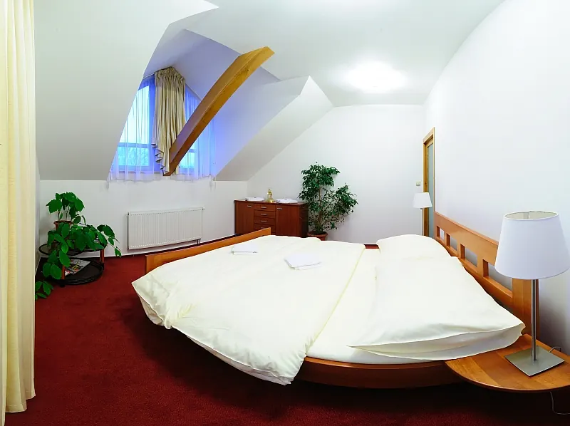 Podkrovní dvoulůžkový pokoj