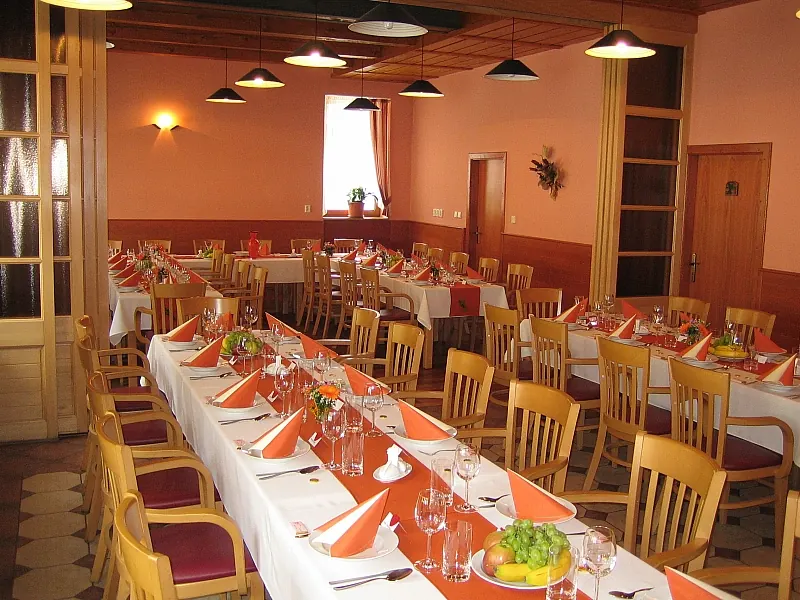 Prostřená svatební tabule v salonku